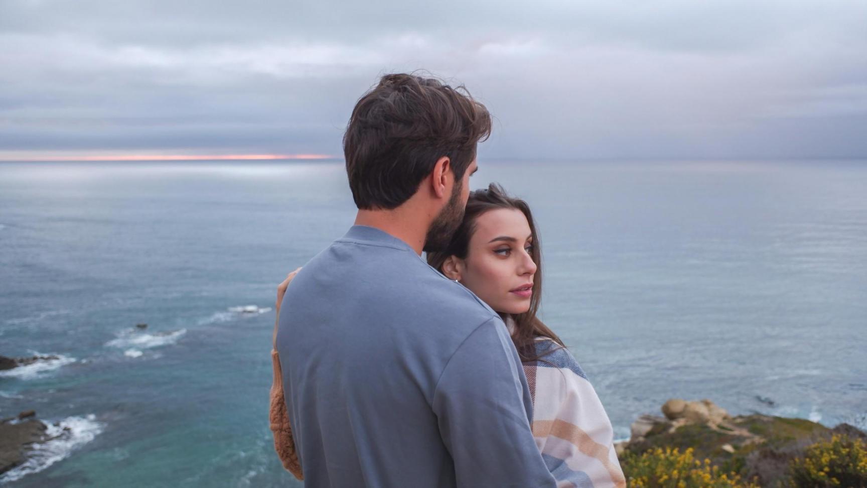 Momento di condivisione familiare durante attività comune