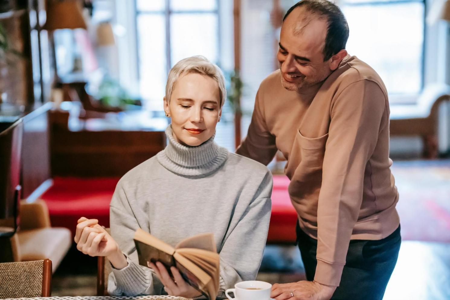 Momento di condivisione familiare intorno alla tavola