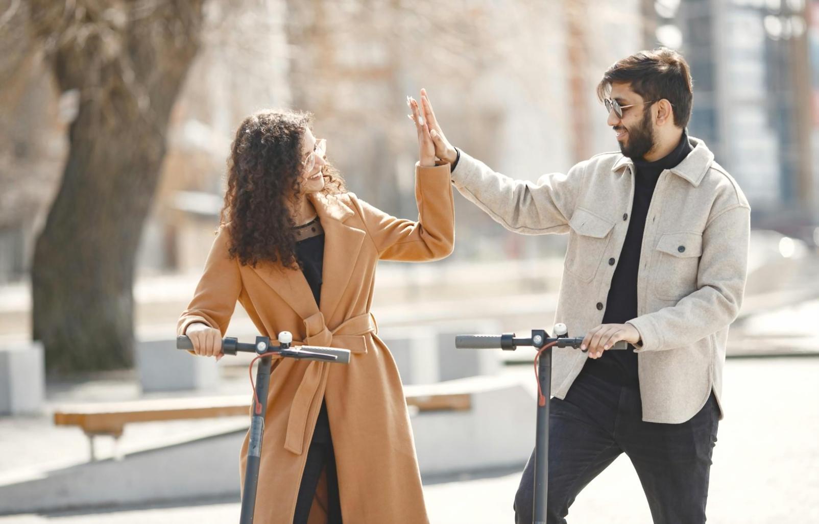 Persone che dialogano in un ambiente familiare e accogliente